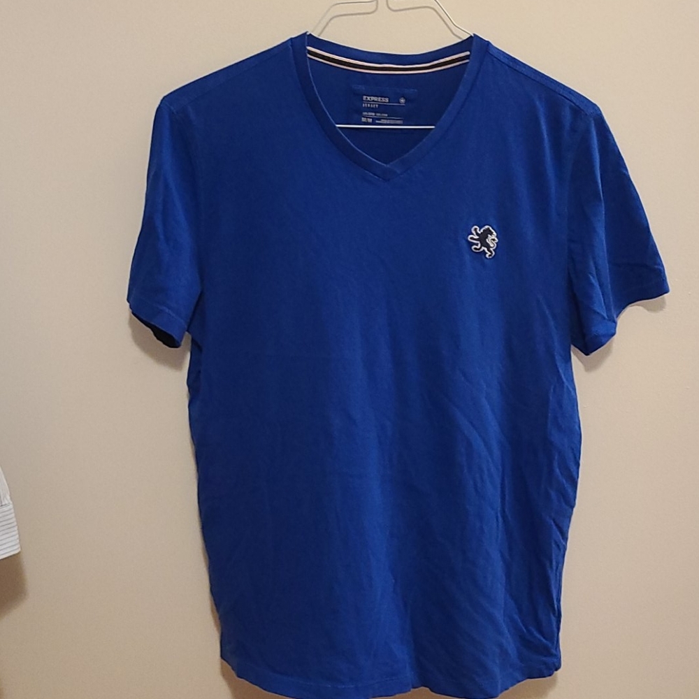 Express lion v neck medium shirt